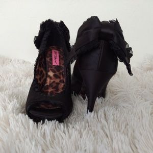 Betsey Johnson "Cammie" platform peep-toe size 7